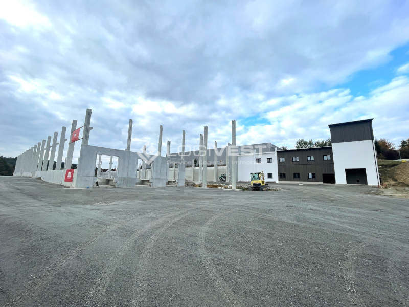 Vorschaubild Außenansicht entstehende Neubauhalle