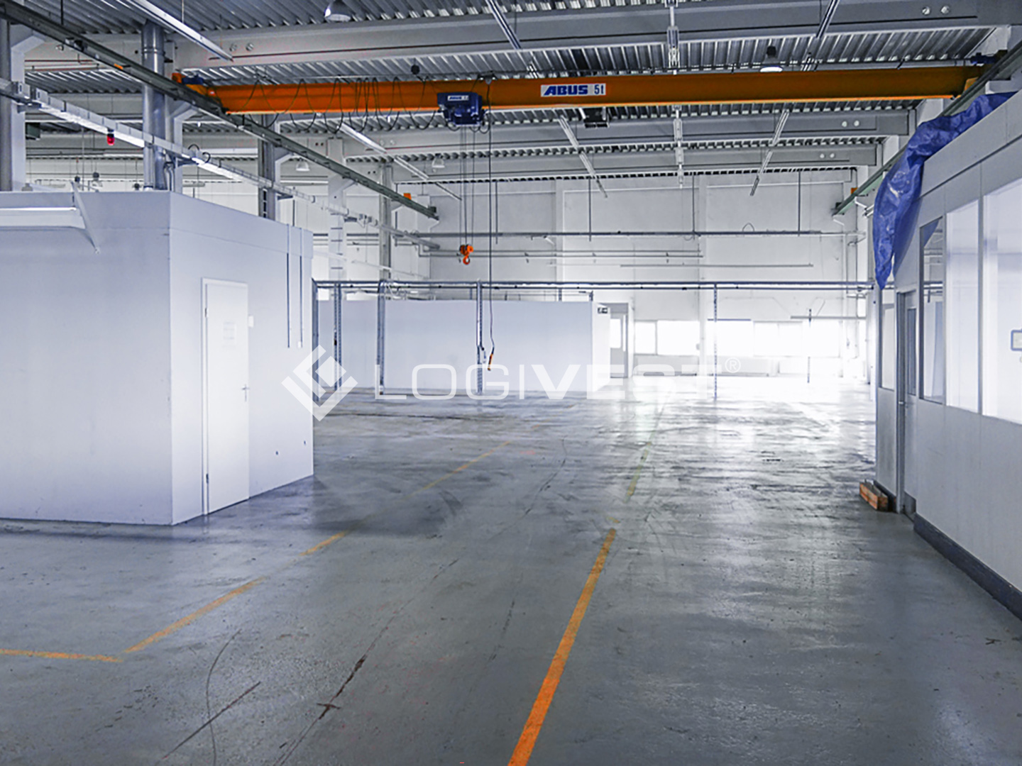 Vorschaubild Musterbild - Halleninnenansicht mit Kran