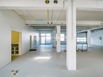 Mobile Vorschaubild Halle mit Eingang und Sektionaltor